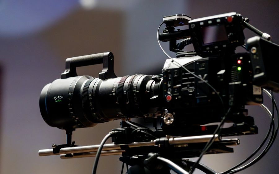 Cine-Kamera mit großem Objektiv