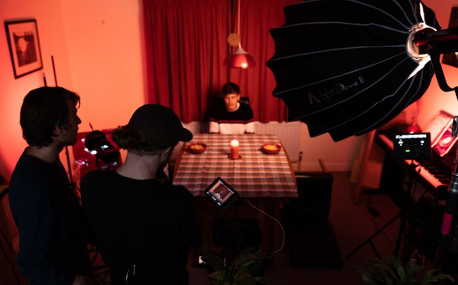 Filmlicht-Setup mit Softbox und Farbfolie